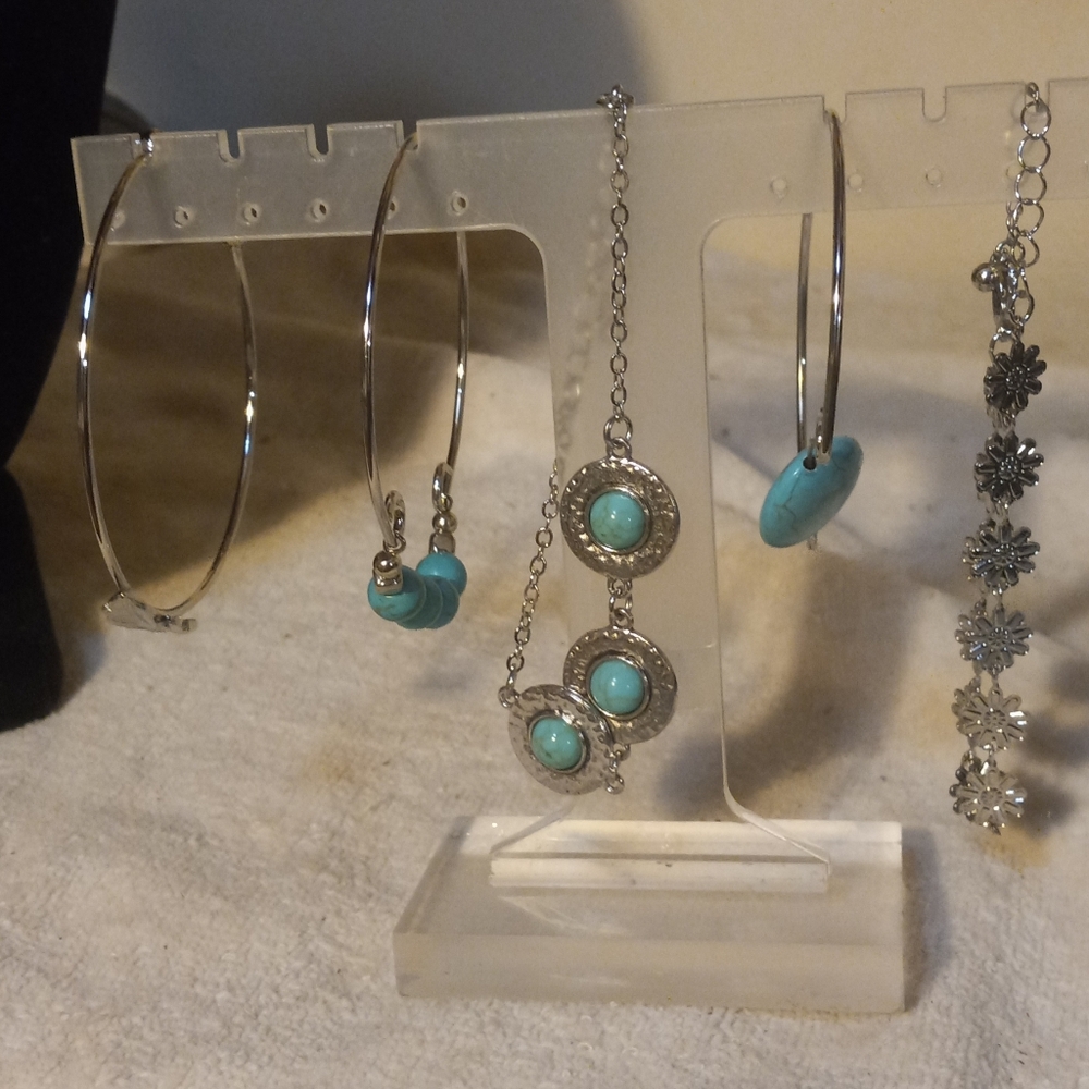 New 5pc faux turq.& silver bracelets.3 with faux turq.beads&2 silver.about 7inch
